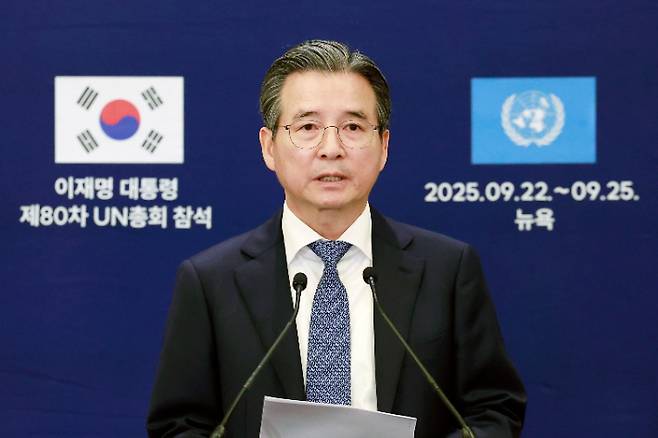 김용범 대통령실 정책실장이 24일(현지시간) 미국 뉴욕 유엔본부에서 이재명 대통령과 스콧 베선트 미국 재무장관 면담 관련 브리핑을 하고 있다. 연합뉴스