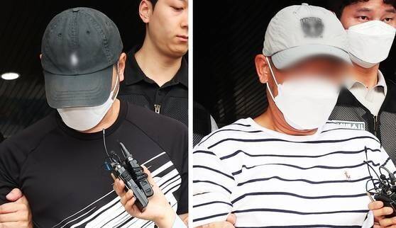 KT 소액결제 사건 피의자인 중국동포 A씨(왼쪽)와 B씨가 18일 구속 전 피의자 심문(영장실질심사)에 출석하기 위해 경기 수원영통경찰서를 나오고 있다. 연합뉴스