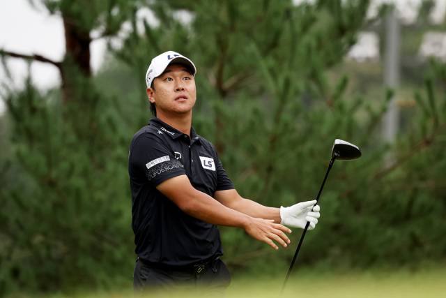 KPGA 투어 현대해상 최경주 인비테이셔널 1라운드 2번 홀에서 티샷 후 날아가는 공을 살피는 전가람. 사진 제공=KPGA