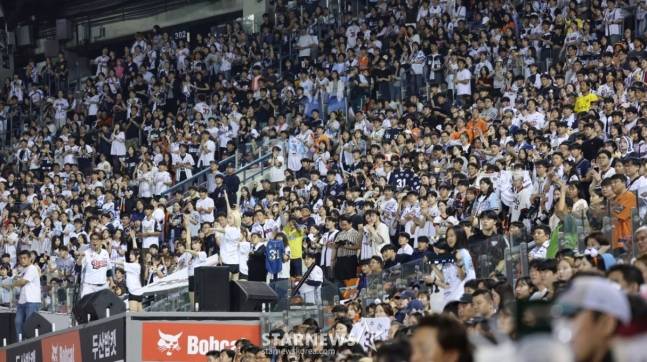 2025 신한 SOL Bank KBO리그 두산 베어스 대 한화 이글스 경기가 25일 서울 잠실야구장에서 열렸다. 잠실구장을 가득 메운 관중들이 명승부를 즐기고 있다. /사진=김진경 대기자