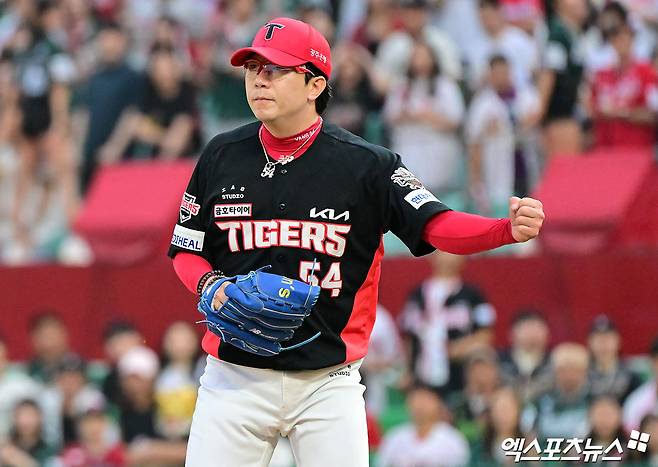 21일 오후 인천SSG랜더스필드에서 열린 '2025 신한 SOL Bank KBO리그' KIA 타이거즈와 SSG 랜더스의 경기, 6회말 수비를 마친 KIA 양현종이 기뻐하고 있다. 엑스포츠뉴스 DB