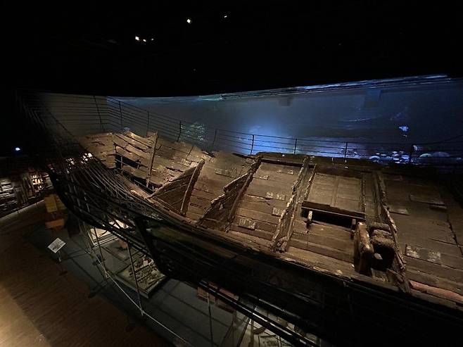 한국 수중고고학의 시작 '신안선' (목포=연합뉴스) 김예나 기자 = 지난 19일 전남 목포시 목포해양유물전시관에 한국 수중고고학의 시작으로 여겨지는 신안선 선체와 유물들이 전시돼 있다. 2025.9.25
yes@yna.co.kr