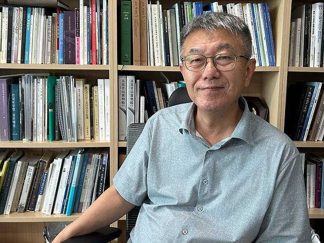 이은석 국립해양유산연구소장 (목포=연합뉴스) 김예나 기자 = 이은석 국립해양유산연구소장이 지난 19일 전남 목포시 목포해양유물전시관 사무실에서 인터뷰하기 전 기념사진을 촬영하고 있다. 2025.9.25
yes@yna.co.kr