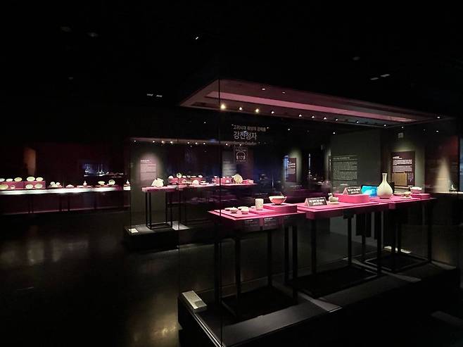 바닷속에서 찾은 유물 (목포=연합뉴스) 김예나 기자 = 지난 19일 전남 목포시 목포해양유물전시관 전시실 모습. 2025.9.25
yes@yna.co.kr