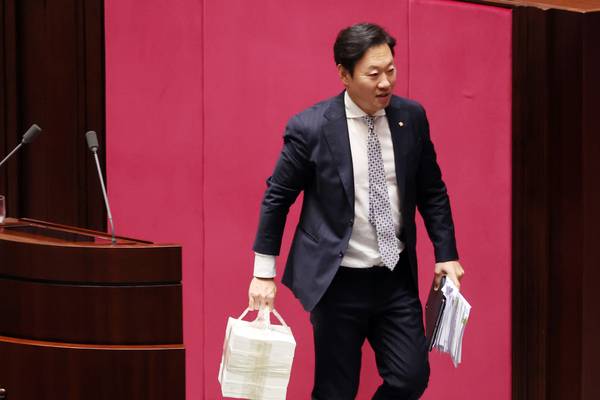 국민의힘 박수민 의원이 26일 국회 본회의에서 정부조직법 수정안에 대한 필리버스터(무제한 토론을 위한 합법적인 의사진행 방해)를 마친 뒤 발언대에서 내려오고 있다. 지난 해 ‘전국민 25만원 지원법’에 반대토론으로 필리버스터 최장 기록을 세웠던 박 의원은 이날 기록을 경신했다. 2025.9.26 /연합뉴스