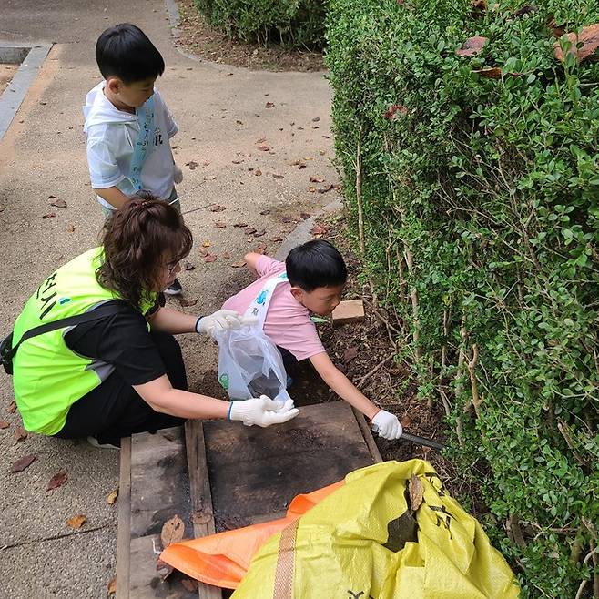 원문동 환경정비 봉사활동 모습.사진=과천시