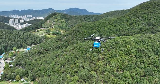 병목안 거점에서 병목안 시민공원으로 드론이 배송을 가고 있다.사진=안양시