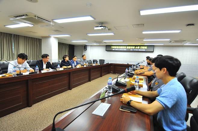 지난 24일 인천 서구의회 의원간담회장에서 기획행정위원회 위원들과 청원경찰들이 간담회를 갖고 있다. 사진=서구의회