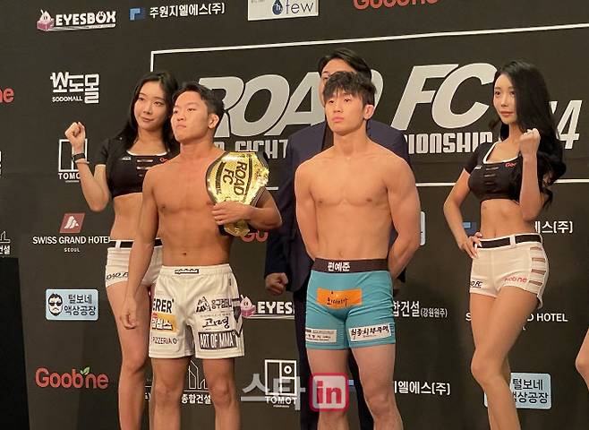 (왼쪽부터)이정현과 편예준이 26일 서울 서대문구 스위스 그랜드 호텔에서 열린 ROAD FC 074 공식 계체량에서 포즈를 취하고 있다.
