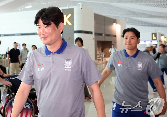 이창원 2025 FIFA 20세 이하 (U-20) 월드컵 대표팀 감독이 8일 오후 인천공항에서 출국하고 있다. B조에 편성된 대표팀은 한국 시간으로 28일 우크라이나, 10월1일 파라과이, 4일 파나마와 차례로 맞붙는다. 2025.9.8/뉴스1 ⓒ News1 김명섭 기자