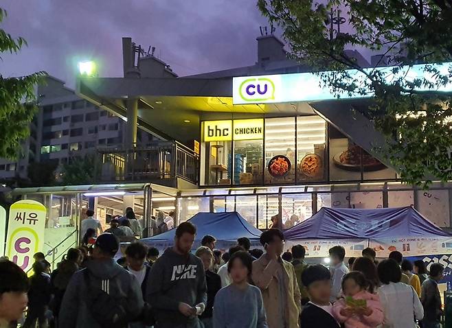 지난해 서울국제불꽃축제가 열린 행사장 인근 편의점(CU 여의도 선착장 1호점)이 고객들로 붐비고 있다. (CU 제공).