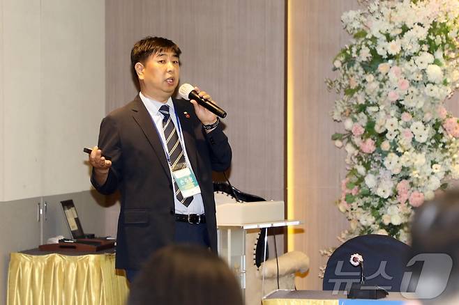 손주형 농어촌공사 제주본부 부장이 26일 제주아스타호텔에서 열린 '제10회 제주플러스포럼'에서 발제하고 있다. 이 포럼은 제주대학교RISE사업단과 제주연구원, 뉴스1이 공동 주최하고 뉴스1 제주본부가 주관한다.2025.9.26/뉴스1 ⓒ News1 홍수영 기자