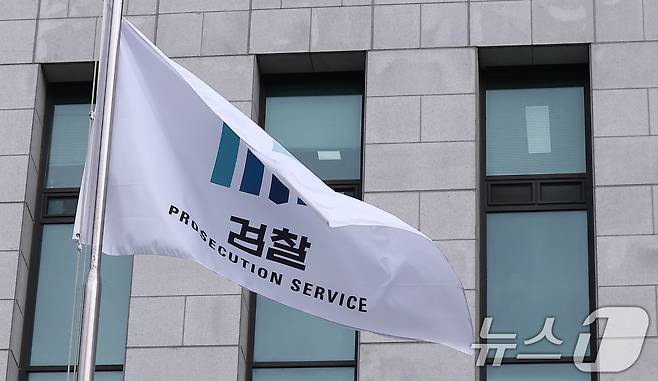 '검찰청 폐지' 등의 내용을 담은 정부조직법 개정안이 26일 국회 본회의 문턱을 넘었다. 이로써 1948년 설립된 검찰은 역사 속으로 사라지게 됐다. 설립 78년 만의 일이다. 법 시행까진 1년간 유예기간이 주어지는 가운데 검찰의 보완수사권 존폐 등은 여전히 쟁점으로 남을 것으로 예상된다. 사진은 서울 서초구 대검찰청 모습. 2025.9.25/뉴스1 ⓒ News1 김성진 기자