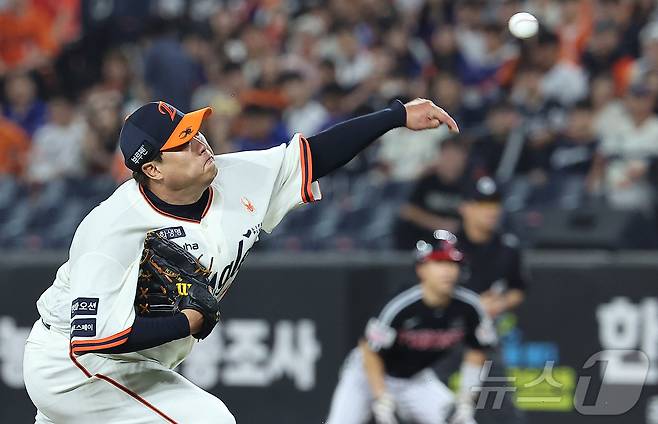 26일 오후 대전 한화생명 볼파크에서 열린 프로야구 '2025 신한 SOL뱅크 KBO 리그' LG 트윈스와 한화 이글스의 경기, 한화 류현진이 5회초 힘차게 공을 던지고 있다. 2025.9.26/뉴스1 ⓒ News1 김진환 기자