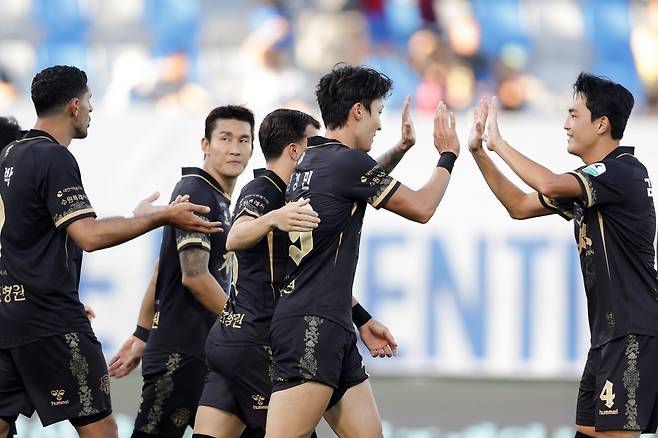 수원종합운동장/ K리그1/ 수원FC vs 강원FC/ 수원 김경민 득점, 김태한, 단체/ 골 세레머니/ 사진 정재훈