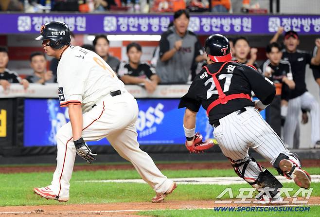 26일 대전 한화생명볼파크에서 열린 한화 이글스와 LG 트윈스의 경기. 7회말 1사 2,3루 한화 하주석 번트 때 런다운에 걸렸던 3루 주자 노시환이 득점에 성공하고 있다. 대전=박재만 기자 pjm@sportschosun.com/2025.09.26/