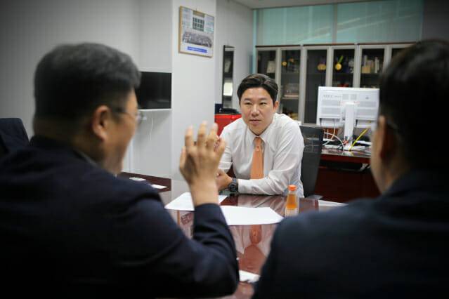 국민의힘 진종오 의원이 26일 열린 정책 라운드테이블 세번째 간담회에서 관계자의 의견을 청취하고 있다. (사진=진종오 의원실)