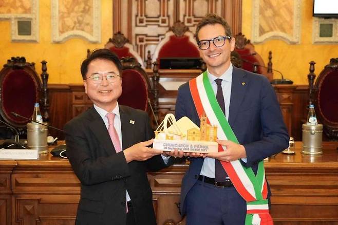 육동한 춘천시장은 현지시간 25일 이탈리아 파르마시청에서 미켈레 구에라 시장과 만나 자매결연 협약을 체결하고 있다. 춘천시 제공