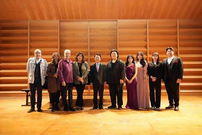 육동한 시장 등 춘천시 대표단이 파르마 국립음악원을 방문한 후 기념촬영을 하고 있다. 춘천시 제공