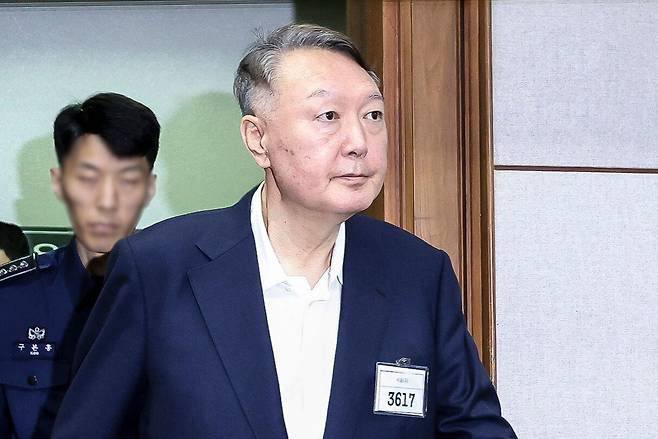 윤석열 전 대통령이 짧은 머리에 정장 차림으로 서울중앙지법에서 열린 재판에 출석했다