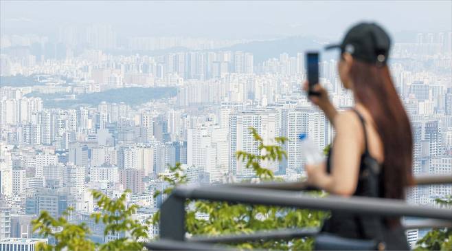 9월 넷째 주 서울 아파트 매매가격이 전주 대비 0.19% 상승, 지난 2월 첫째 주부터 34주 연속 오름세를 기록했다. 25일 서울 남산에서 내려다본 아파트 전경. /뉴스1