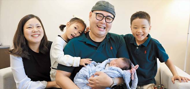 왼쪽부터 엄마 이주희씨, 둘째 현서, 아빠 장대규씨와 이달 초 태어난 막내 현나, 첫째 현호. 장씨는 “정관 수술한 아빠 몸에서 실낱같은 가능성을 뚫고 엄마에게까지 온 아이가 우리 가족에겐 축복이자 기적의 선물”이라고 했다./고운호 기자