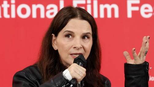 배우 겸 감독 쥘리에트 비노슈가 25일 부산 해운대구 우동 영화의전당에서 열린 제30회 부산국제영화제 줄리엣 비노쉬 기자간담회에 참석하고 있다./연합뉴스