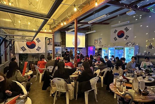 서울 영등포구 문래동의 디럭스상회. 2022년 카타르 월드컵을 응원하기 위해 찾아온 손님들이 가게 안을 가득 채우고 있다./최성민씨 제공