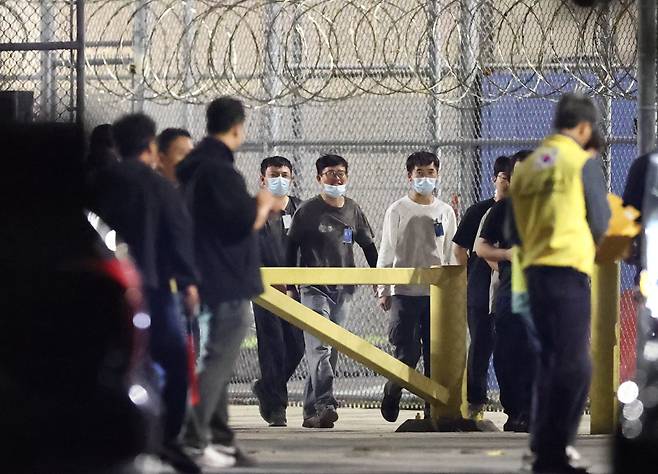 지난 11일(현지 시각) 이민단속으로 체포됐던 현대차-LG엔솔 배터리공장 건설 현장 직원들이 애틀랜타 공항으로 향하기 위해 미국 조지아주 포크스턴의 이민세관단속국(ICE) 구금시설을 나서고 있다. / 연합뉴스