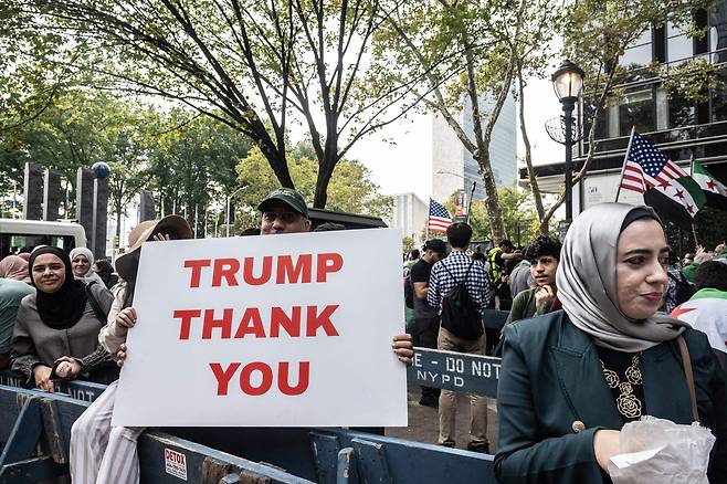 뉴욕시 유엔 근처에서 친시리아 활동가들이 집회를 벌이고 있다. /연합뉴스