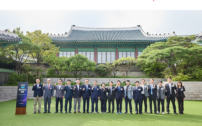 조선비즈는 26일 서울 장충동 신라호텔에서 중소벤처기업의 혁신 전략을 모색하는 ‘SME AX 리더스포럼’을 개최했다. 이번 포럼에 참석한 한성숙 중기부 장관, 더불어민주당 허성무, 정진욱 의원, 이대희 한국벤처투자 대표, 김현우 서울경제진흥원 대표, 송치영 소상공인연합회장 등이 기념 사진을 촬영하고 있다. /조선비즈