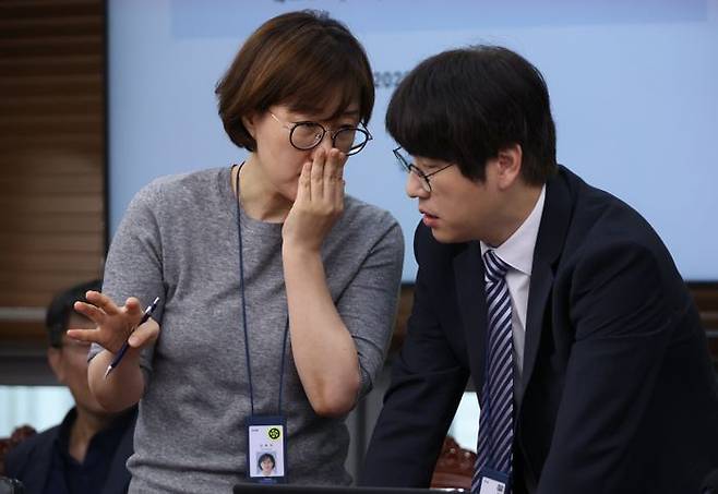 김현지 대통령실 총무비서관(사진 왼쪽)이 11일 용산 대통령실에서 열린 수석보좌관회의에서 하정우 AI미래기획수석에게 말을 하고 있다. ⓒ연합뉴스