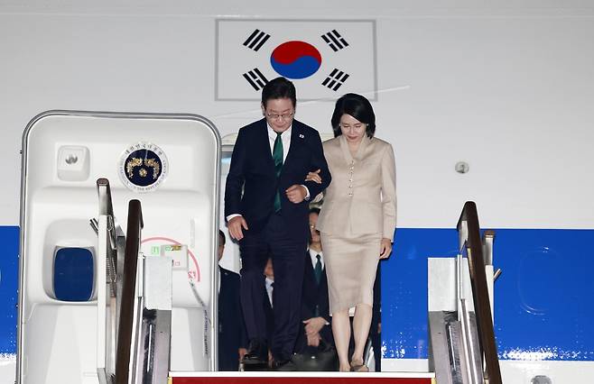 유엔 총회와 순방 일정을 마친 이재명 대통령이 26일 경기 성남 서울공항에 도착해 김혜경 여사와 공군 1호기에서 내리고 있다. 성남=뉴시스