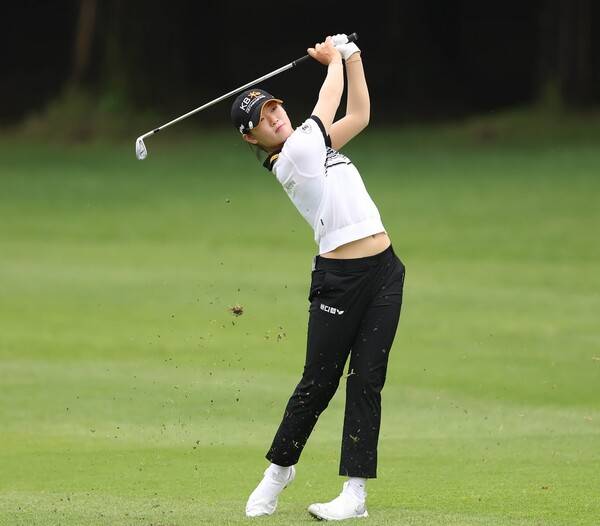 2025년 한국여자프로골프(KLPGA) 투어 메이저 대회 하이트진로 챔피언십에 출전한 방신실 프로가 1라운드에서 경기하는 모습이다. 사진제공=KLPGA (사진을 무단으로 사용하지 마십시오.)