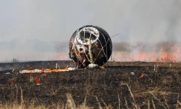 9월19일 러시아 오렌부르크 초원지대로 귀환한 러시아의 비온-엠 2호 캡슐. 착륙시 화재가 발생한 것으로 보인다. 로스코스모스 제공