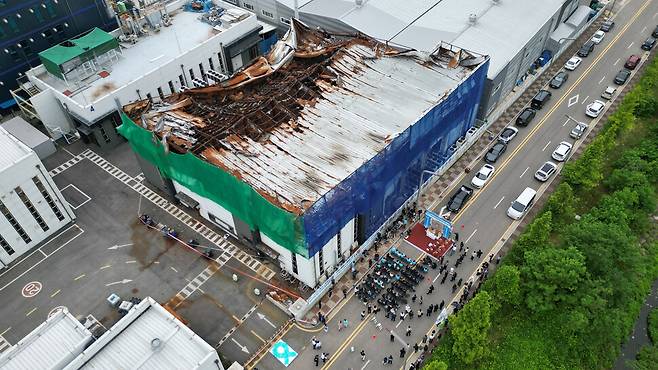 ‘아리셀 참사’ 1주기인 지난 6월24일 오전 유가족들이 경기 화성시 서신면 참사 현장에서 추모제를 열고 있다. 김영원 기자 forever@hani.co.kr