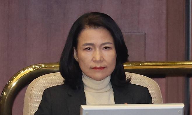 이진숙 방송통신위원장이 26일 서울 여의도 국회 본회의에서 방송미디어통신위원회의 설치 및 운영에 관한 법률안에 대한 무제한 토론을 지켜보고 있다. 연합뉴스