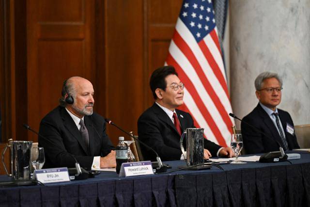 이재명 대통령과 하워드 러트닉 미국 상무장관이 지난달 25일 미 워싱턴 윌러드 호텔에서 열린 한미 비즈니스 라운드테이블 행사에 참석하고 있다. 맨 오른쪽은 젠슨 황 엔비디아 최고경영자(CEO). 워싱턴=로이터 연합뉴스