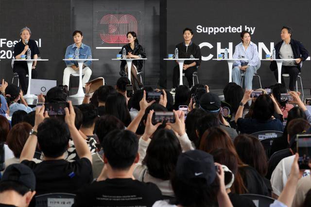 영화 '어쩔수가없다' 감독 박찬욱(왼쪽부터)과 배우 이병헌, 손예진, 박희순, 이성민, 염혜란이 18일 부산 해운대구 영화의전당 BIFF 야외무대에서 제30회 부산국제영화제 오픈토크를 하고 있다. 부산=뉴시스