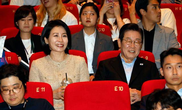 이재명 대통령과 김혜경 여사가 20일 부산 영화의 전당에서 부산국제영화제 공식상영작을 관람하기 위해 착석하고 있다. 부산=왕태석 선임기자