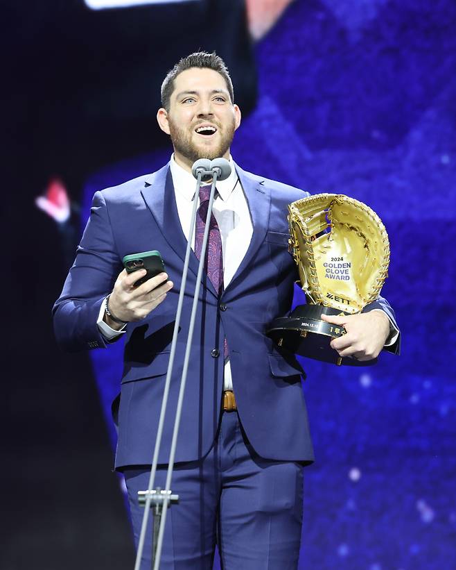 2024 신한 쏠뱅크 골든글러브 시상식이 13일 오후 서울 강남구 코엑스 오디토리움에서 열렸다. LG 오스틴이 1루수 부문 골든글러브를 수상하고 소감을 얘기하고 있다. 정시종 기자 capa@edaily.co.kr /2024.12.13.