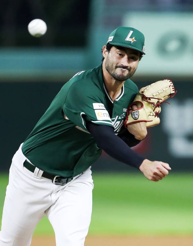 26일 인천 KT전에서 시즌 11승째를 따낸 미치 화이트. SSG 제공