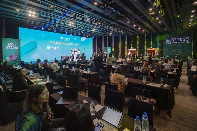 비브라보는 프랑스 웹툰 스튜디오 ‘플래그캣’과 함께 웹툰 분야에서 폭넓게 협력하는 내용의 양해각서를 맺었다 / 출처=IT동아