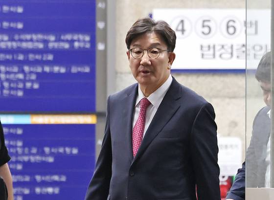 권성동 국민의힘 의원이 지난 16일 오후 서울 서초구 중앙지방법원에서 '통일교 불법 정치자금 수수' 의혹(정치자금법 위반 혐의) 관련 구속 전 피의자 심문(영장실질심사)를 마치고 법원을 나서고 있다. 뉴스1