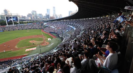 KBO가 프로야구 정규시즌 잔여 경기 일정을 확정해 공개했다. 관중석을 가득 메운 야구팬들. 뉴스1