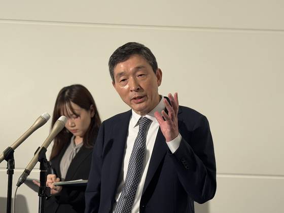 이혁 주일 한국 대사가 26일 일본 하네다 공항에 도착해 기자들의 질문에 답하고 있다. 김현예 특파원