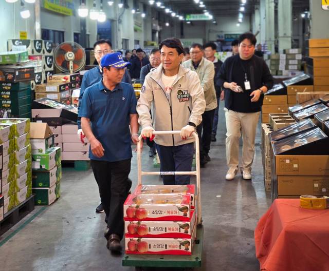 ▲ 김진태 강원도지사는 26일 새벽 추석 명절을 앞두고 춘천 사농동 농수산물도매시장을 찾아 제수용품 수급과 물가 동향, 명절 물가 안정 대책을 확인하고 관계자들을 격려했다. 강원도 제공