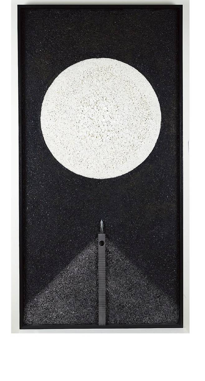 정승호 작가의 대표작 ‘SHB #0340’에는 잘게 부순 굴 껍데기와 숯, 빨래판 조각 등이 사용됐다. /갤러리 채율 제공