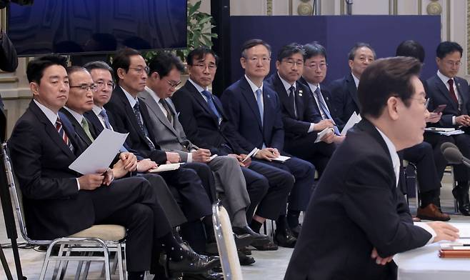 이재명 대통령이 취임 100일째가 되는 지난 11일 오전 서울 청와대 영빈관에서 ‘회복을 위한 100일, 미래를 위한 성장' 기자회견에서 전은수 부대변인이 대표 질문을 읽고 있다. /사진=대통령실사진기자단