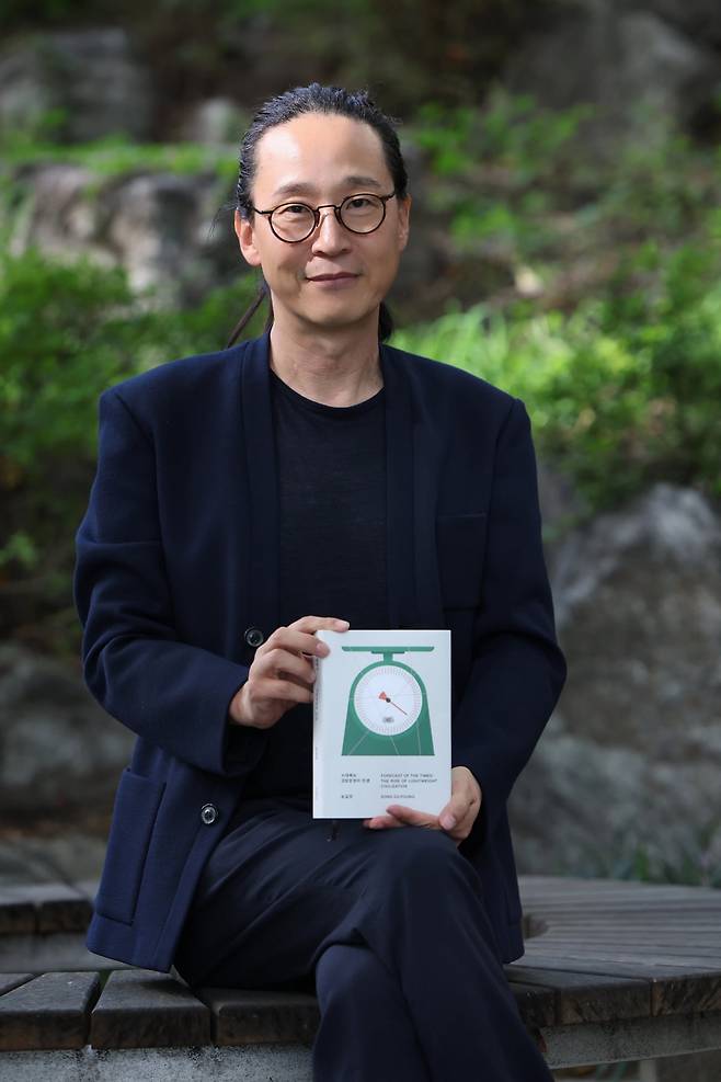 신간 <시대예보: 경량문명의 탄생>을 출간한 송길영 작가가 서울 중림동 한국경제신문에서 인터뷰 하고 있다. 김범준 기자